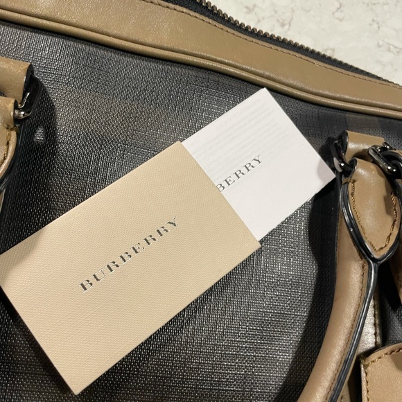 Unisex Burberry laptop crossbody bag. 2-toned Checked Briefcase w/ zip closure. - Picture 7 of 8